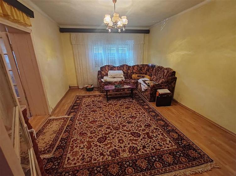 Casă individuală cu 4 camere cu Teren 622 Mp în Est