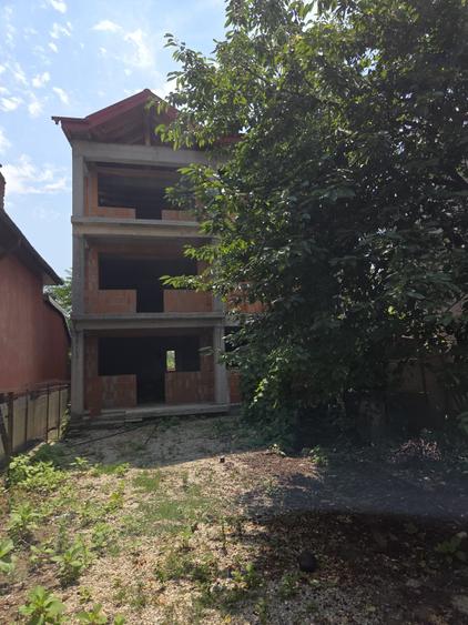 Casă individuală cu 10 camere cu Teren 400 Mp în Giulești
