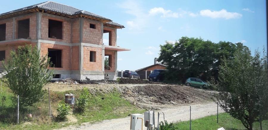 Casă individuală cu 5 camere cu Canalizare în Dezmir