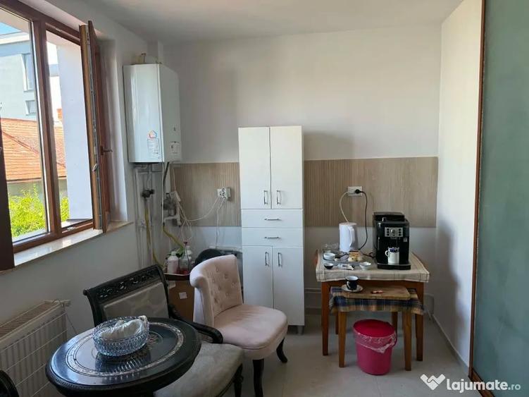 Apartament cu 3 camere semidecomandat în Andrei Mureșanu