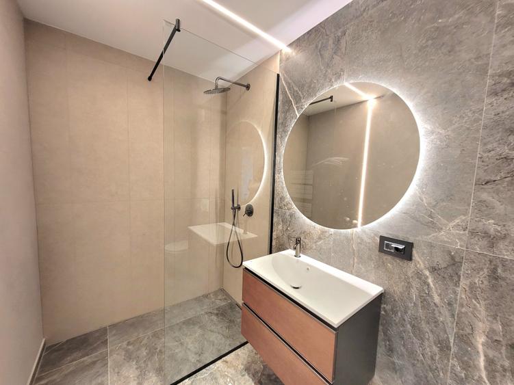 Apartament cu 2 camere nedecomandat în Tractorul