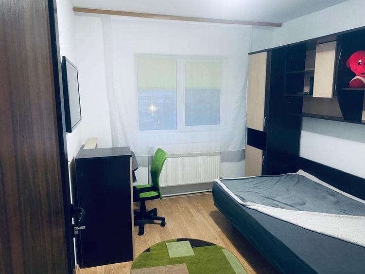 Apartament cu 3 camere decomandat în Exterior Vest