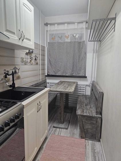 Apartament cu 3 camere semidecomandat în Craiovița Nouă
