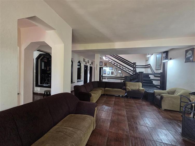 Casă cu 20 camere cu Teren 2766 Mp în Băile 1 Mai
