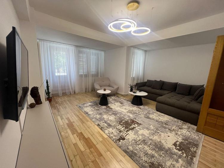 Apartament cu 3 camere, mobilat în Faleza Nord
