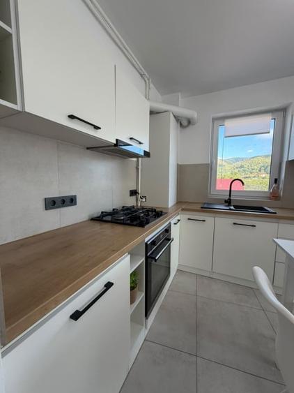 Apartament cu 3 camere semidecomandat, mobilat în Est