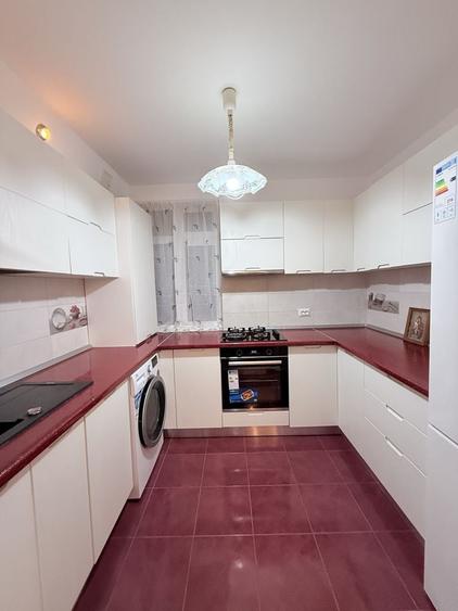 Apartament cu 3 camere decomandat în Cornișa
