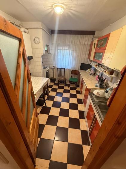 Apartament cu 4 camere decomandat în Craiovița Nouă