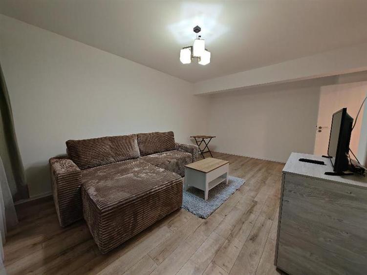 Apartament cu 2 camere decomandat, mobilat în Tractorul