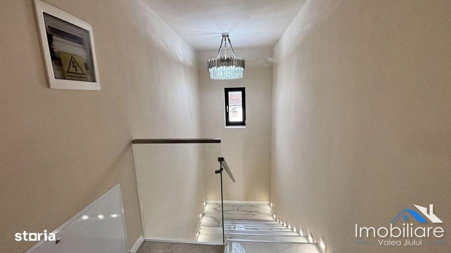 Casă cu 4 camere cu Teren 1200 Mp în Central