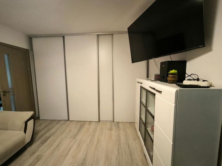 Apartament cu 3 camere decomandat în Între Lacuri
