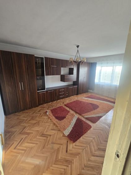 Apartament cu 3 camere decomandat în Nufărul