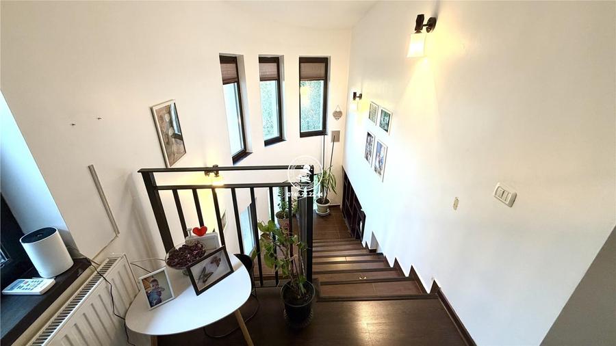 Casă cu 5 camere decomandat cu Garaj în Aroneanu