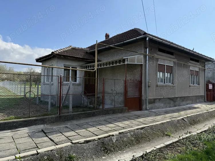 Casă cu 4 camere cu Teren 2500 Mp în Glimboca