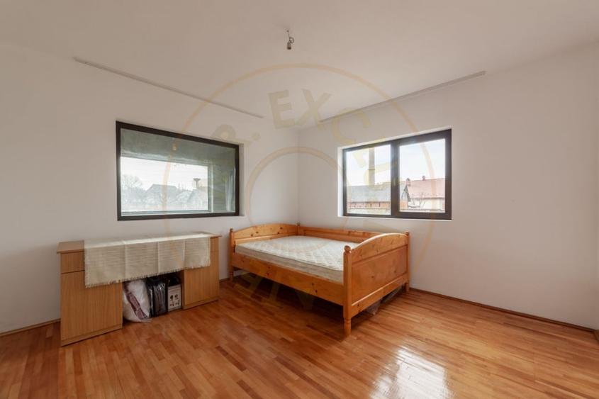 Casă individuală cu 12 camere cu Teren 4563 Mp în Bughea de Sus