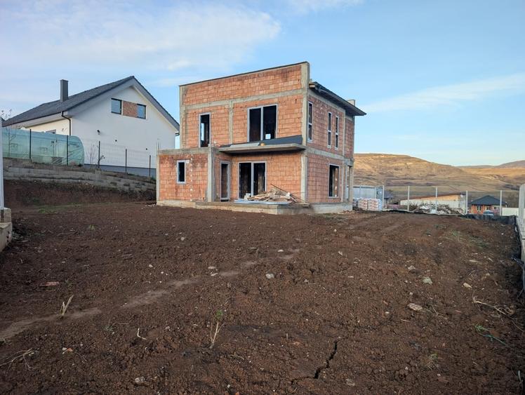 Casă individuală cu 4 camere cu Canalizare în Mera