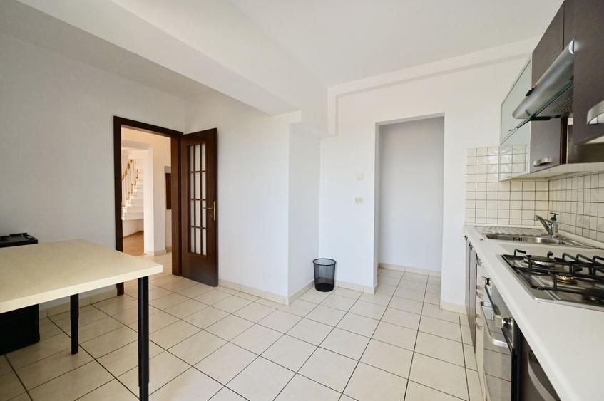 Apartament cu 4 camere semidecomandat în Centrul Civic