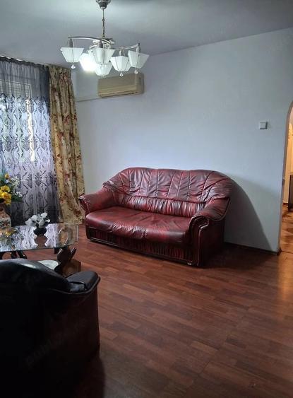 Apartament cu 3 camere semidecomandat în Berceni