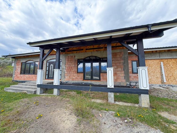 Casă individuală cu 6 camere cu Teren 1077 Mp în Bran