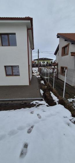 Casă individuală cu 4 camere cu Canalizare în Dezmir