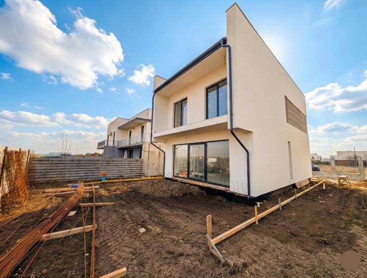 Casă individuală cu 4 camere cu Teren 350 Mp în Tunari