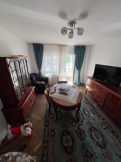Apartament cu 4 camere decomandat, mobilat în Trocadero