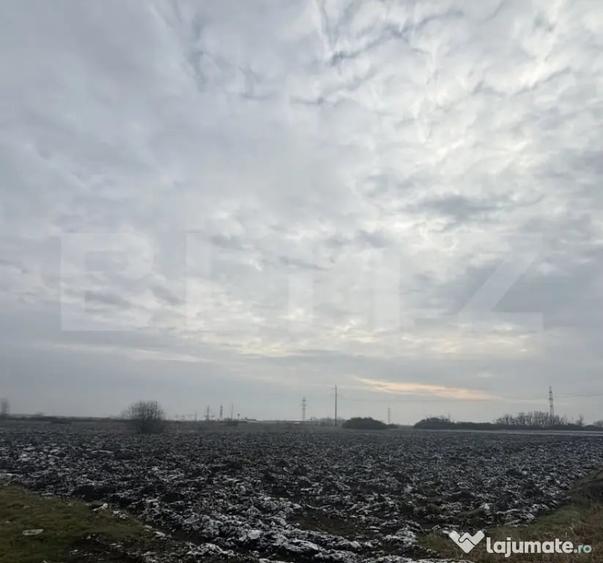 Teren de 2000 mp, în Periferie