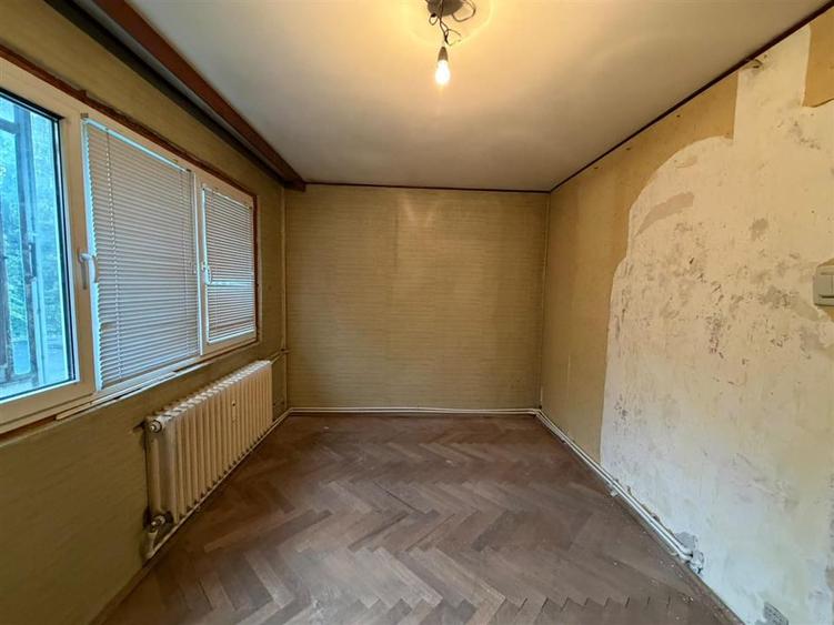 Apartament cu 3 camere semidecomandat în Podu Roș