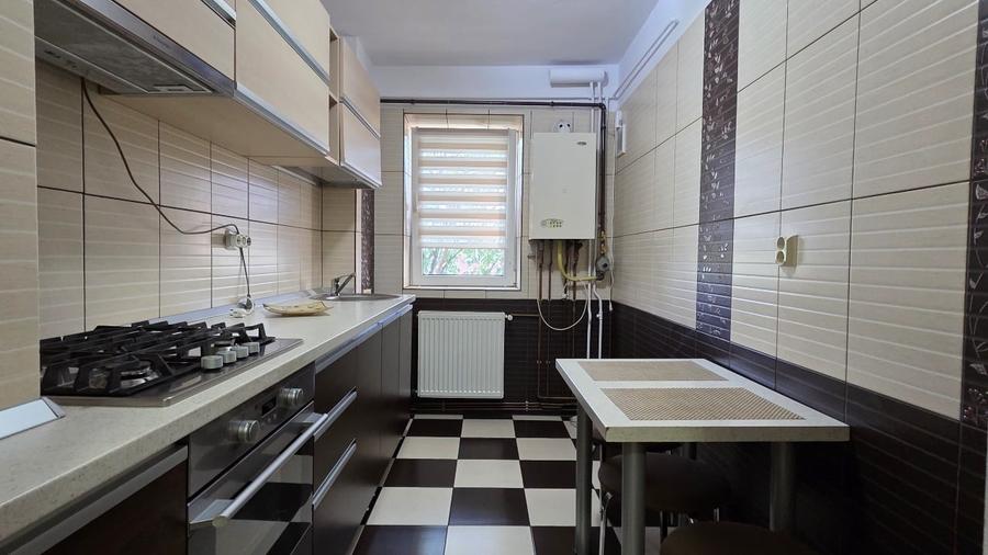 Apartament cu 4 camere semidecomandat, mobilat în Trivale