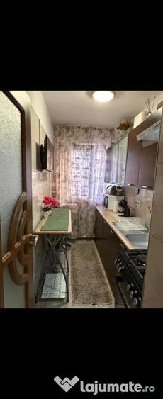 Apartament cu 2 camere semidecomandat în Craiovița Nouă