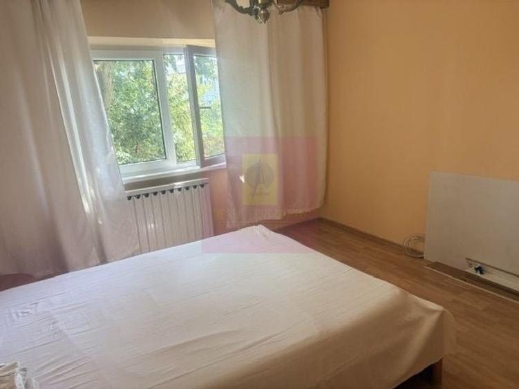 Apartament cu 3 camere decomandat în Drumul Sării