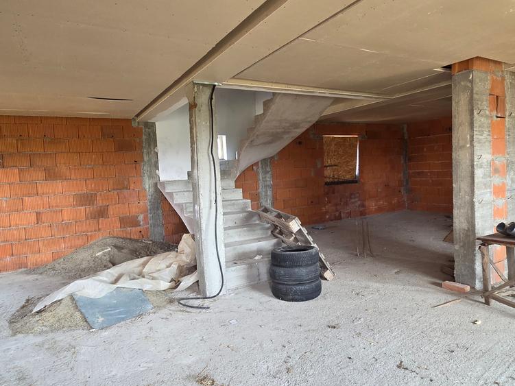 Casă cu 5 camere cu Teren 4165 Mp în Exterior Sud