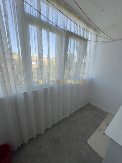 Apartament cu 3 camere semidecomandat, mobilat în Drumul Taberei