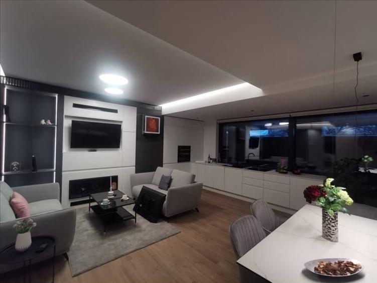 Apartament cu 3 camere decomandat, mobilat în Central