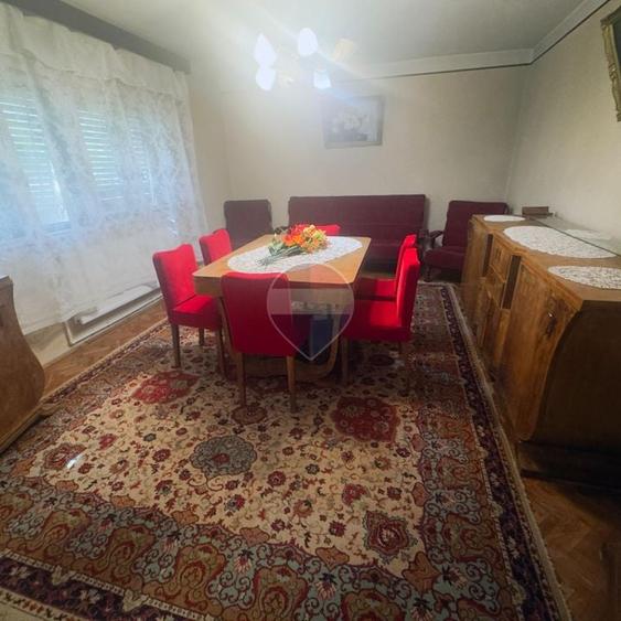 Casă individuală cu 8 camere cu Teren 785 Mp în Central