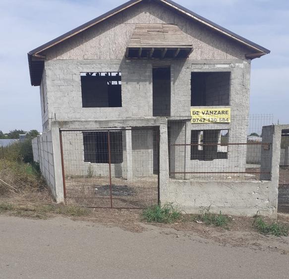 Casă cu 5 camere cu Teren 700 Mp în Roșu