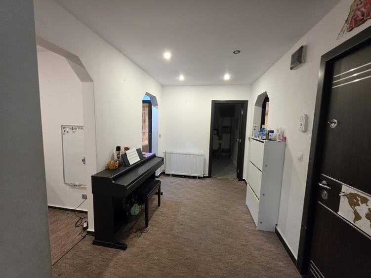 Apartament cu 4 camere decomandat în Lazaret