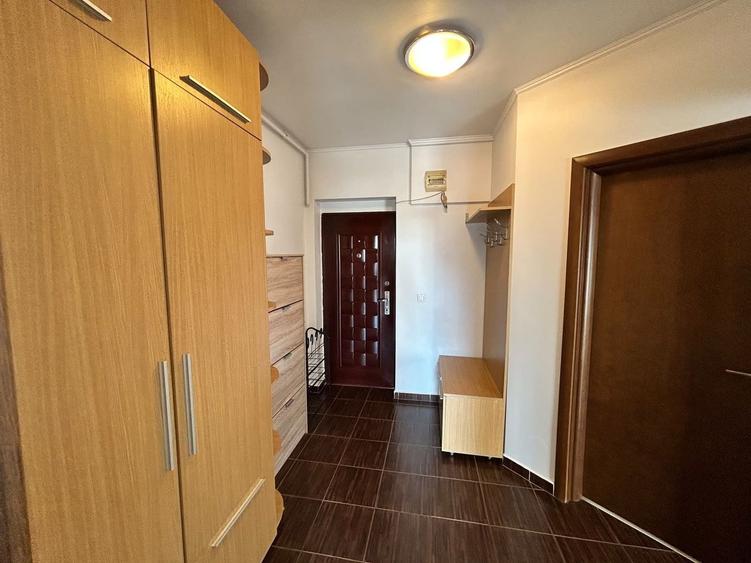 Apartament cu 2 camere semidecomandat, mobilat în Est
