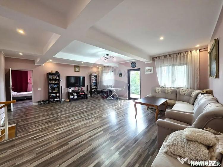 Casă cu 7 camere cu Teren 3200 Mp în Lipia