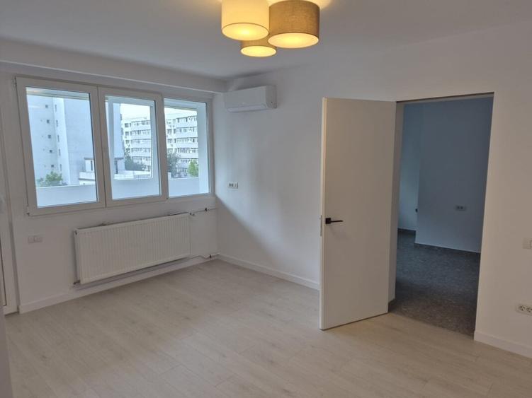 Apartament cu 3 camere semidecomandat în Câmpia Libertății