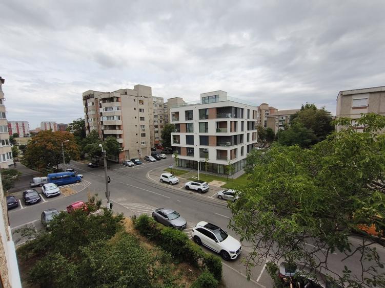 Apartament cu 3 camere decomandat în Decebal