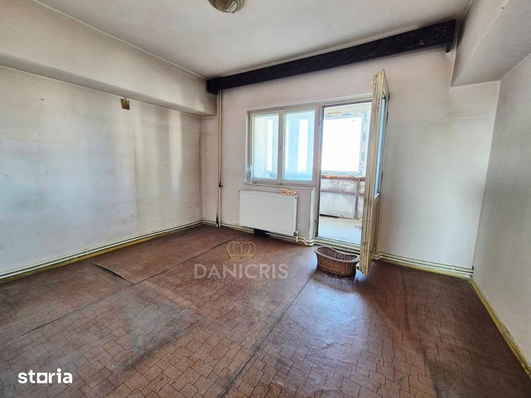 Apartament cu 3 camere decomandat în Trocadero