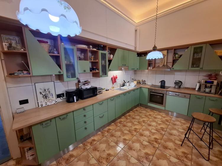 Apartament cu 3 camere semidecomandat în Central