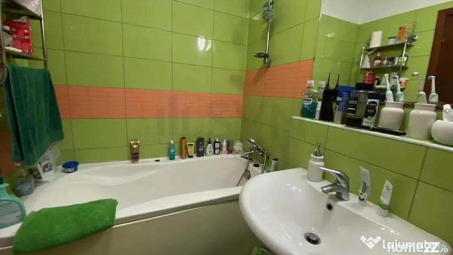 Apartament cu 3 camere semidecomandat în Sud