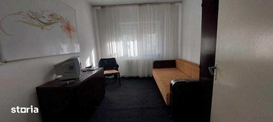 Apartament cu 3 camere decomandat în Tractorul