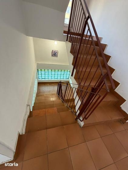 Casă cu 6 camere cu Teren 60 Mp în Vitan