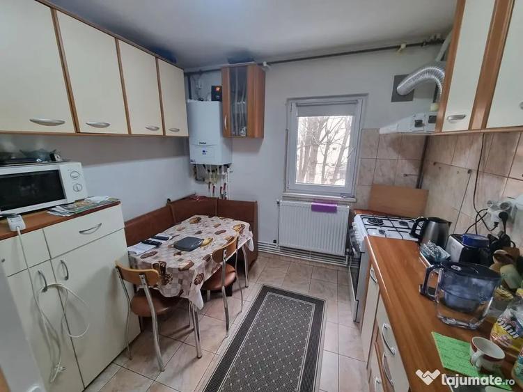 Apartament cu 4 camere decomandat în Poarta 6