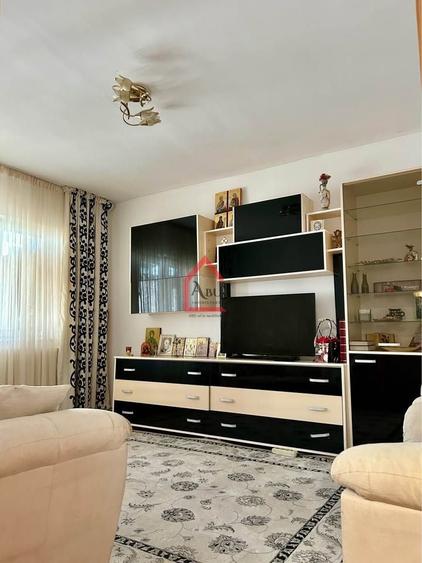 Apartament cu 4 camere decomandat, mobilat în Sud