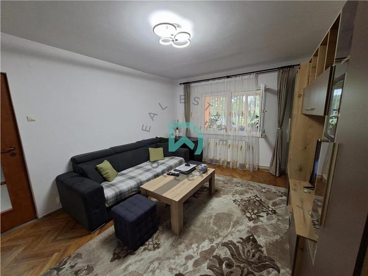 Apartament cu 3 camere semidecomandat în Florilor