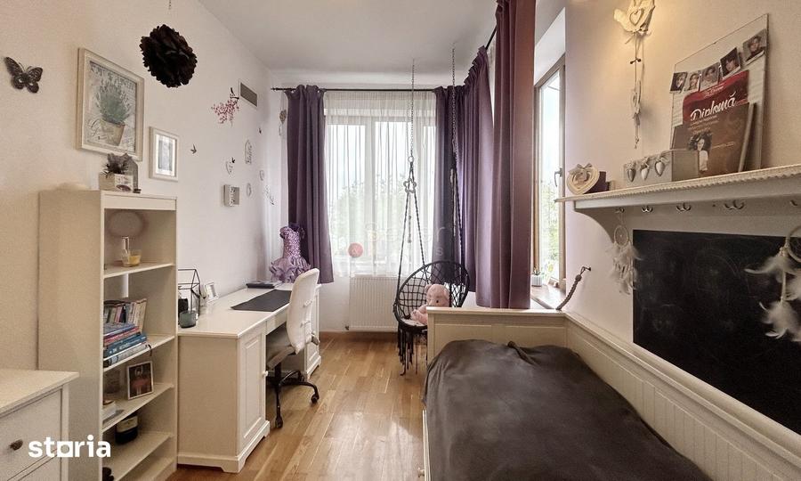 Casă cu 7 camere cu Teren 178 Mp în Florilor